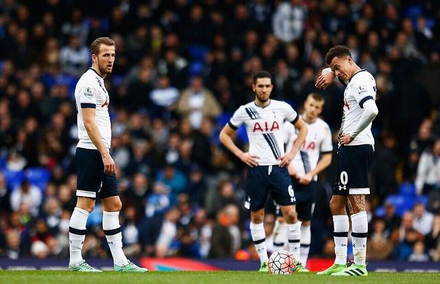 詹皇爆发！暂停时斜眼怒瞪队友，连东契奇都撑不住，顿宝更难忍受？